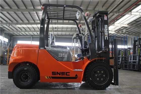 3.5T Piccolo carrello elevatore diesel Motore diesel arancione carrello elevatore giapponese Motore Isuzu