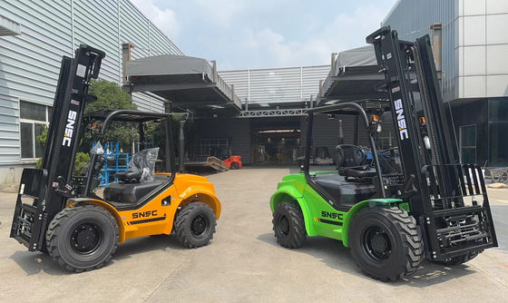 3000 kg-5000 kg 4wd carrelli elevatori per terreni accidentati